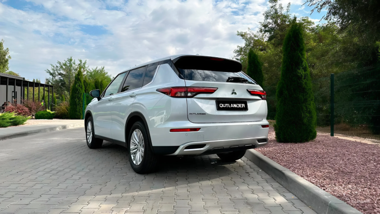 Новий Mitsubishi Outlander 2.5 MiVEC CVT (184 к.с.) INTENSE 2024